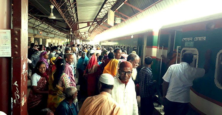 প্রধানমন্ত্রীর জনসভায় যোগ দিতে বাস-ট্রেনে উপচেপড়া ভিড়