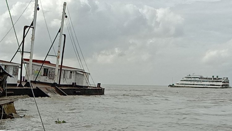  ভোলা ফেরিঘাটের পন্টুন-গ্যাংওয়ে বিকল, ফেরি চলাচল বন্ধ