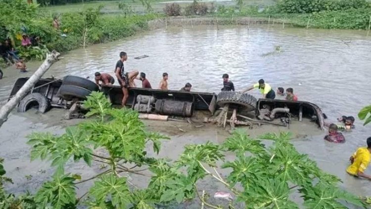 বাসচালকের খামখেয়ালিপনায় ১৭ জনের প্রাণহানি