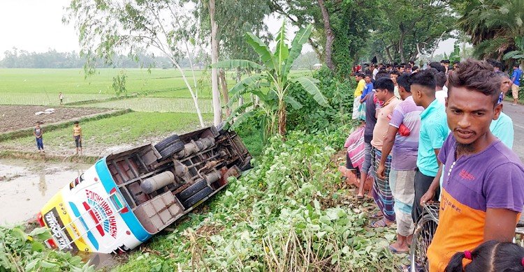  বাস উল্টে সড়কের পাশের খাদে, আহত ২৫