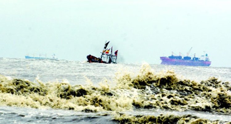 সাগর উত্তাল, জোয়ারে ভেসে গেছে ৫০০ একর চিংড়ি ঘের