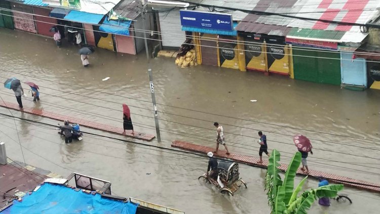 টানা বৃষ্টিতে তলিয়ে গেছে চট্টগ্রামের নিম্নাঞ্চল