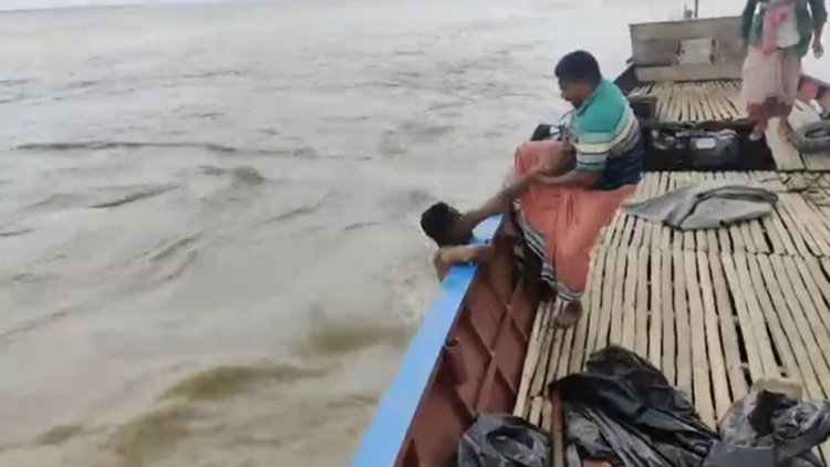 ছিনতাইকারী ভেবে গণধোলাই, প্রাণ বাঁচাতে ফেরি থেকে ঝাঁপ দিল যুবক