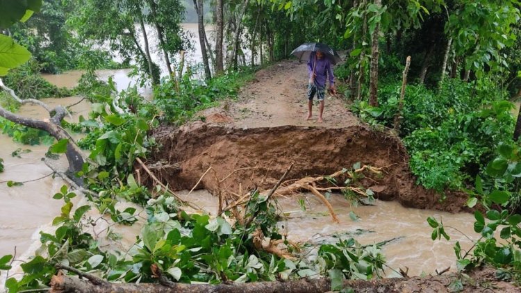 ফেনীতে মুহুরী নদীর বাঁধে ভাঙন, ৬ গ্রাম প্লাবিত