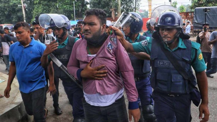 শাহবাগ থেকে কয়েকজন শিক্ষার্থীকে আটকের অভিযোগ