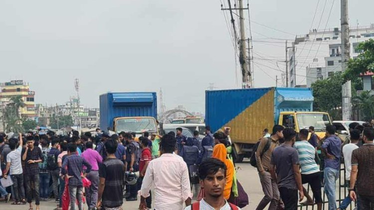  নারায়ণগঞ্জে গার্মেন্টস কর্মী নিহতের প্রতিবাদে সড়কে বিক্ষোভ