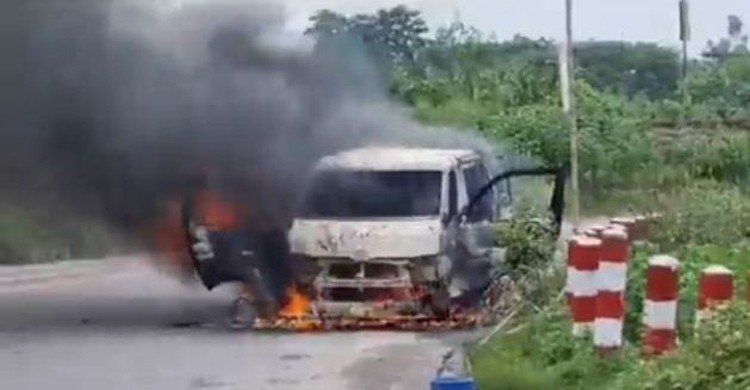 রূপগঞ্জে এশিয়ান হাইওয়েতে চলন্ত মাইক্রোবাসে আগুন