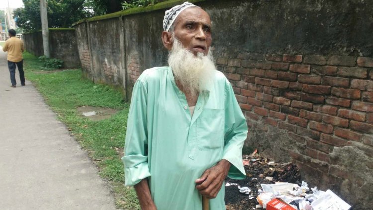  জমি লিখে না দেওয়ায় বৃদ্ধ বাবাকে বাড়ি থেকে তাড়িয়ে দেন ছেলেরা