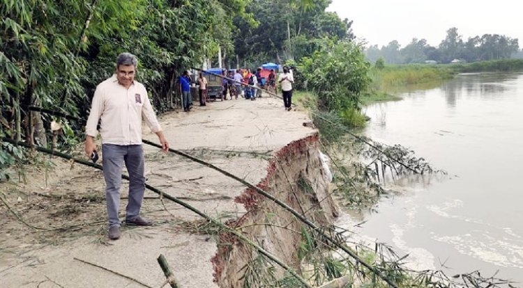 টাঙ্গাইলে ব্রিজের এপ্রোস সড়কে ধস, যোগাযোগ বিচ্ছিন্ন