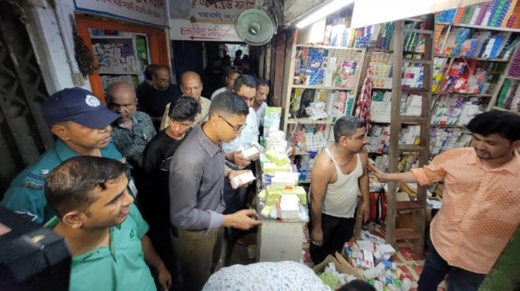 সংকট দেখিয়ে ডেঙ্গু রোগীর ১০০ টাকার স্যালাইন ৫০০ পর্যন্ত বিক্রি