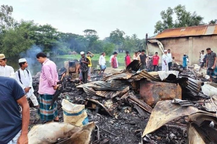 নোয়াখালীতে আগুনে পুড়ল ৮ দোকান  