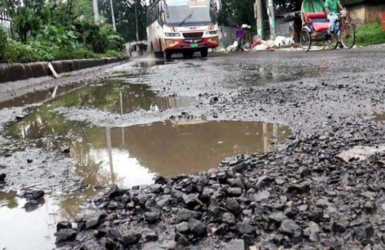 কোটি টাকার সড়কে সামান্য বৃষ্টিতেই খানাখন্দ, দুর্ভোগ যাত্রীদের