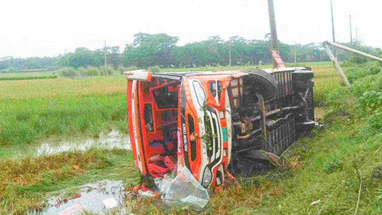 পিকনিকের বাস উল্টে নিহত ১, আহত ১৯