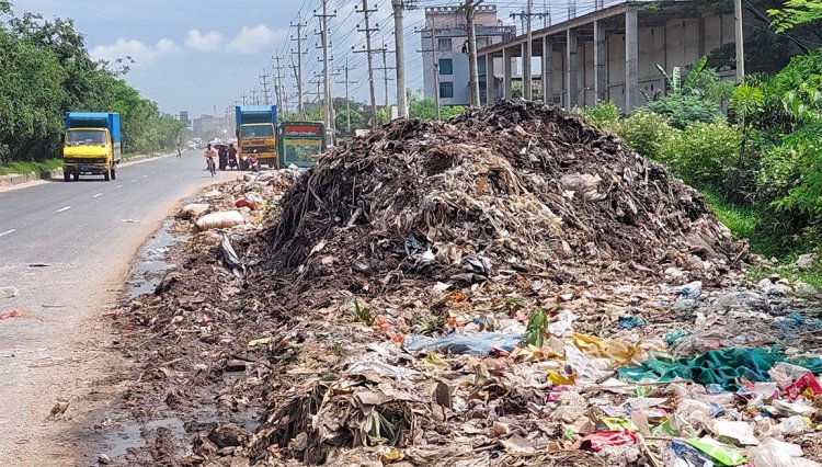 শ্রীপুরে মহাসড়কের পাশে ময়লার ভাগাড়,  দুর্গন্ধে অতিষ্ঠ এলাকাবাসী