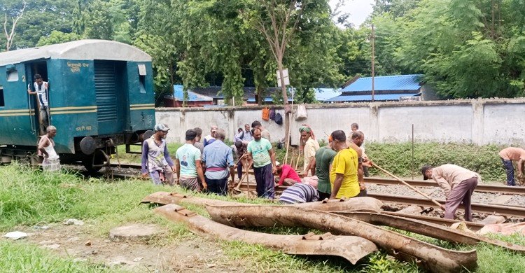 স্টেশনে ট্রেন লাইনচ্যুত রাজশাহী-চাঁপাইনবাবগঞ্জ রেল যোগাযোগ বন্ধ