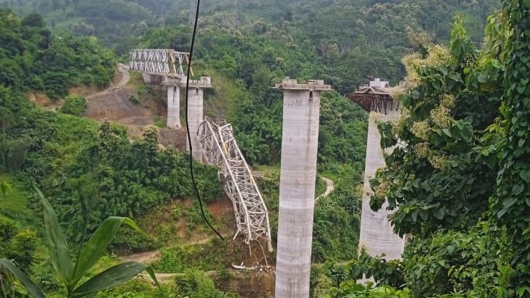 ভারতে ভেঙে পড়ল নির্মাণাধীন রেল সেতু, নিহত অন্তত ১৭