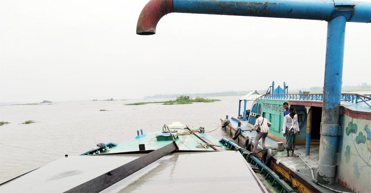 তিতাসে বালু উত্তোলন: ড্রেজার-বাল্কহেড জব্দ, দুই জনের কারাদণ্ড