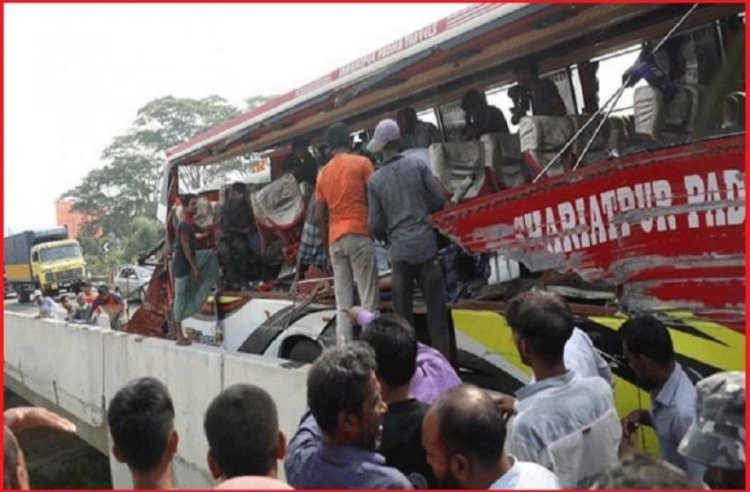 এক্সপ্রেসওয়েতে বিকল ট্রাকে বাসের ধাক্কা, নিহত ৩