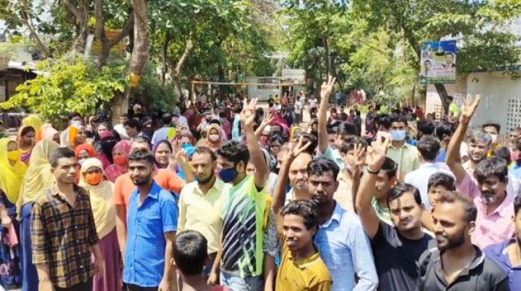  বকেয়া বেতনের দাবিতে গাজীপুরে পোশাক শ্রমিকদের বিক্ষোভ