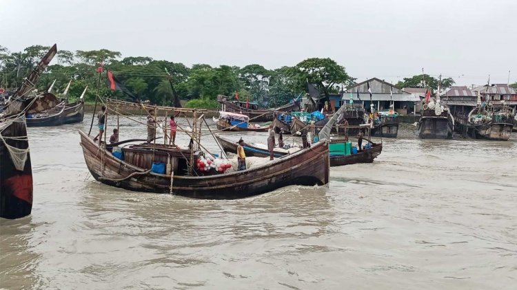 উত্তাল সাগর, শতশত মাছ ধরা ট্রলার নিরাপদ আশ্রয়ে