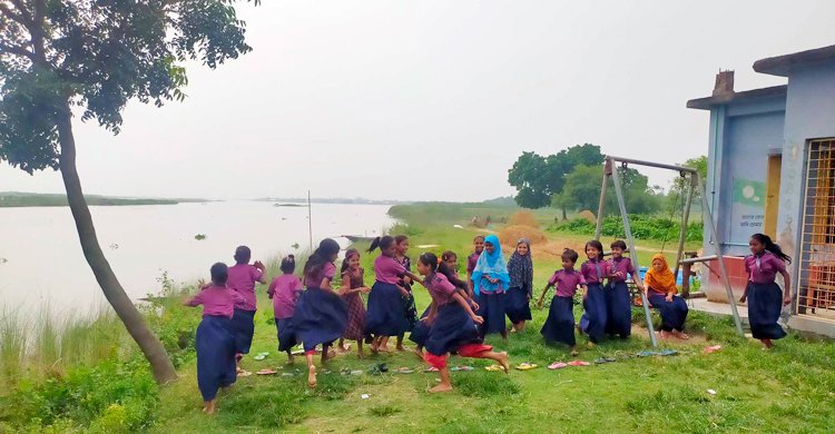 নদীগর্ভে ‘বিলীনের অপেক্ষায়’ প্রাথমিক বিদ্যালয়