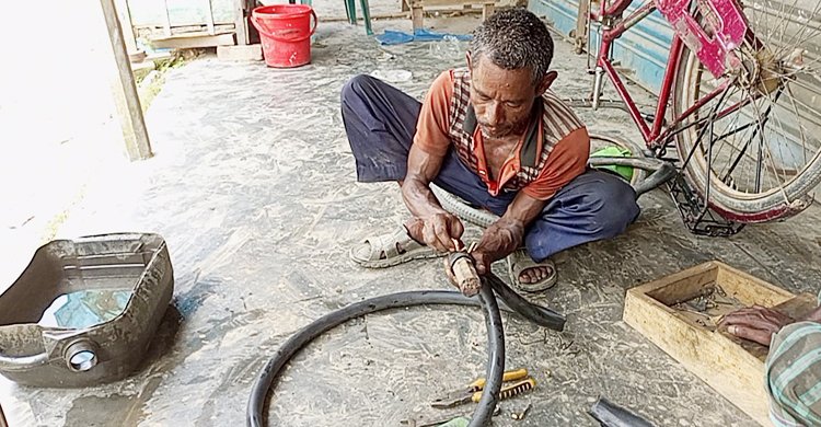 দিনে আয় মাত্র ৫০ টাকা, প্রতিবন্ধী বিনোদের কষ্টের জীবন