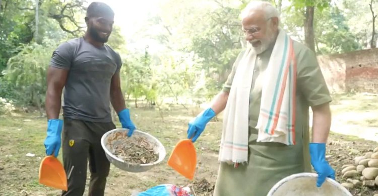 ঝাড়ু-বেলচা নিয়ে ময়লা সাফ করছেন নরেন্দ্র মোদী, ভিডিও ভাইরাল