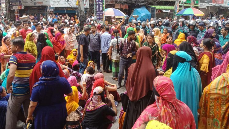 আজও শেওড়াপাড়ার সড়কে শ্রমিকরা, যান চলাচল বন্ধ