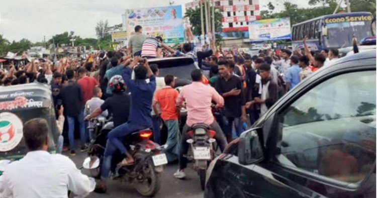 নোয়াখালীতে বিএনপি’র রোডমার্চের গাড়িবহরে হামলা, আহত ১৫