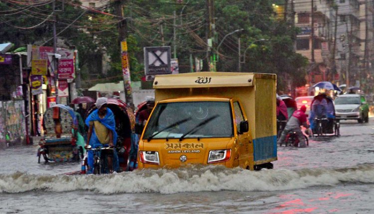 টানা বৃষ্টি ও জলাবদ্ধতায় নাকাল রাজধানীবাসী, শনিবারও থাকবে বৃষ্টি