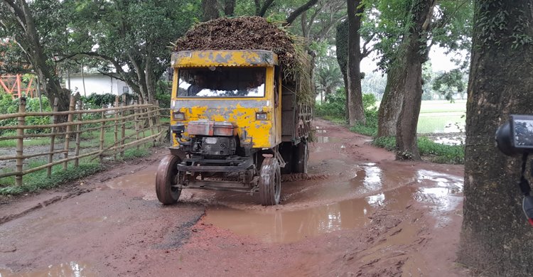 এক সড়কই ১৫ গ্রামের মানুষের দুঃখ