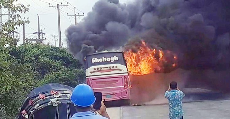 রূপগঞ্জে সোহাগ পরিবহনের চলন্ত বাসে আগুন