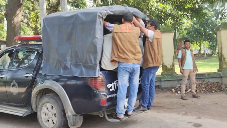 নাটোরে স্কুল-কলেজ ফাঁকি দিয়ে আড্ডা, ৪৯ শিক্ষার্থী আটক