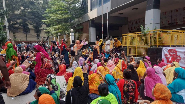 বকেয়া বেতন পরিশোধের দাবিতে শ্রম ভবন ঘেরাও