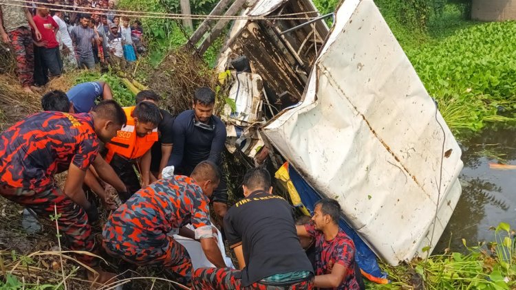 বাসের ধাক্কায় খাদে পড়ল লেগুনা, নিহত ৪