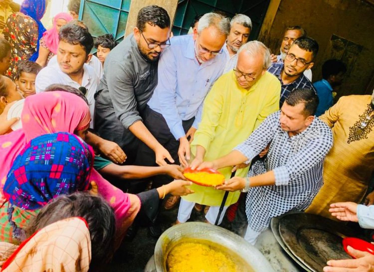 খালেদা জিয়ার সুস্থতা কামনায় গরীব দুস্থদের মাঝে খাবার বিতরণ করলেন রিজভী