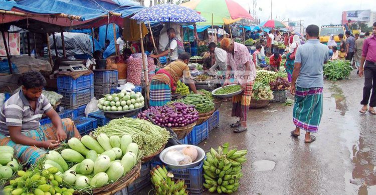 বাজারে মধ্যস্বত্বভোগীরা হাতিয়ে নিচ্ছে টাকা