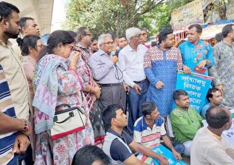 কুমিল্লায় হামলার প্রতিবাদে শাহবাগে অবস্থান হিন্দু বৌদ্ধ খ্রিস্টান ঐক্য পরিষদের