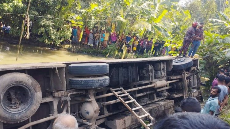 নিয়ন্ত্রণ হারিয়ে গোল্ডেন লাইনের বাস খাদে, হেলপার নিহত