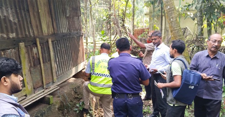  চিনে ফেলায় বৃদ্ধাকে কুপিয়ে হত্যা করলো চোর