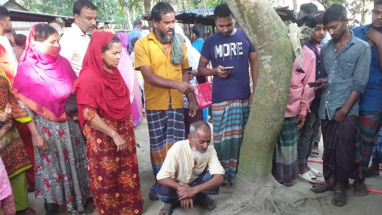 গোসলখানায় মিলল গৃহবধূর গলা কাটা মরদেহ, প্রতিবেশী আহত