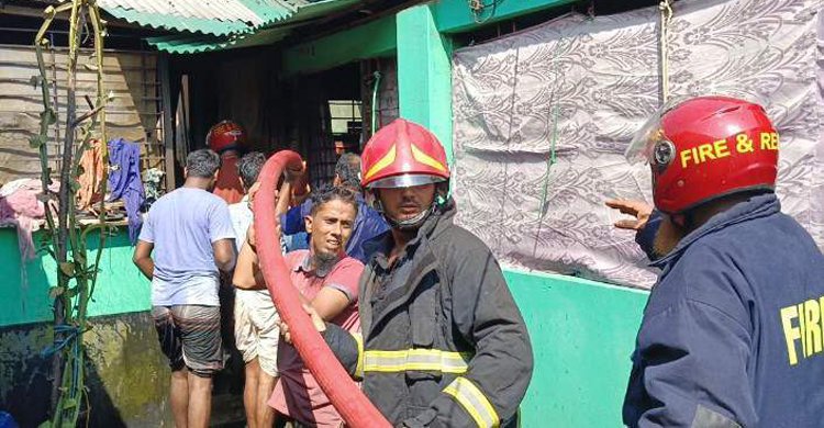 পোশাক শ্রমিকদের ভাড়া বাসায় আগুন, পুড়ে ছাই ২০ ঘর