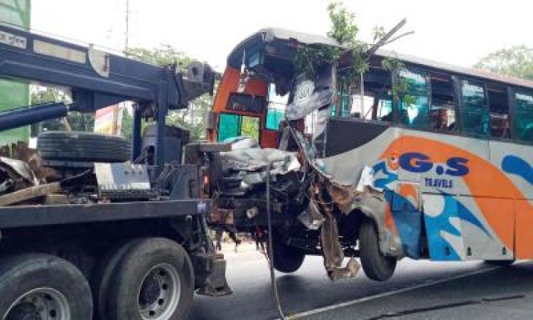 গোপালগঞ্জে বাস-পিকআপভ্যান মুখোমুখি সংঘর্ষ, নিহত ২