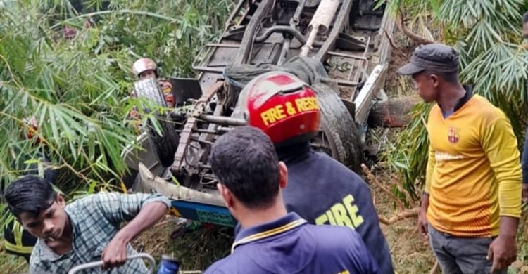 সিলেটে নিয়ন্ত্রণ হারিয়ে খাদে পর্যটকবাহী পিকআপ, নিহত ২