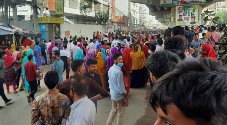 বেতন বাড়ানোর দাবিতে গাজীপুরে শ্রমিকদের বিক্ষোভ