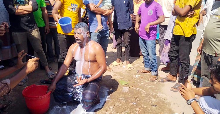 দুধ দিয়ে গোসল করে রাজনীতি ছাড়লেন যুবলীগ নেতা