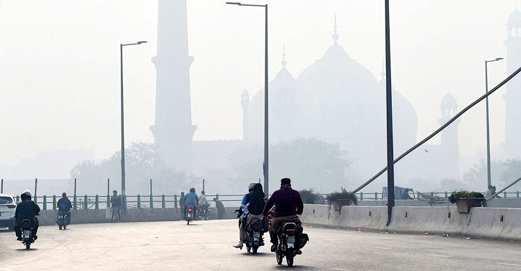 বায়ুদূষণের শীর্ষে লাহোর, ঢাকা নবম