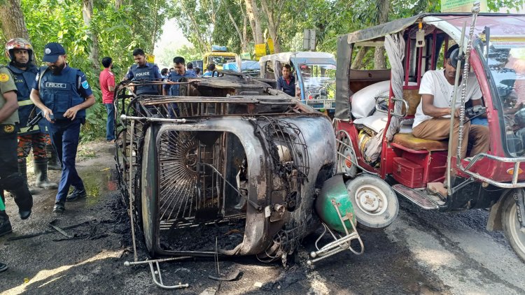 মানিকগঞ্জে বাসের পর অটোরিকশায় আগুন