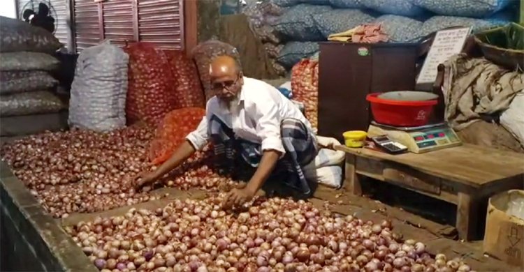 দুদিনের ব্যবধানে হিলিতে পেঁয়াজের দাম কেজিতে ৬০ টাকা বেড়েছে