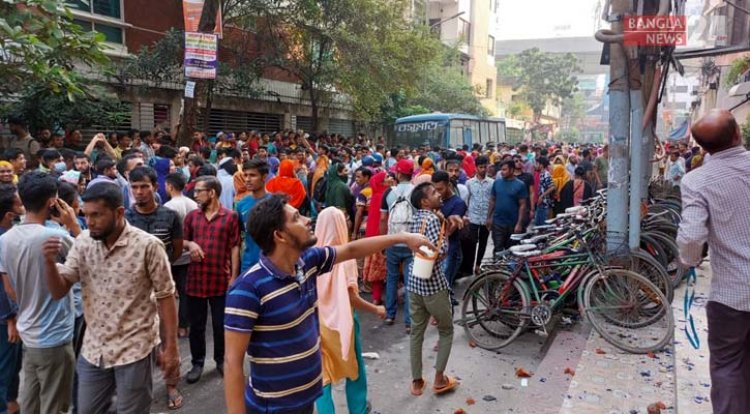 মিরপুরে মজুরি বাড়ানোর দাবিতে শ্রমিকদের সড়ক অবরোধ-ভাঙচুর